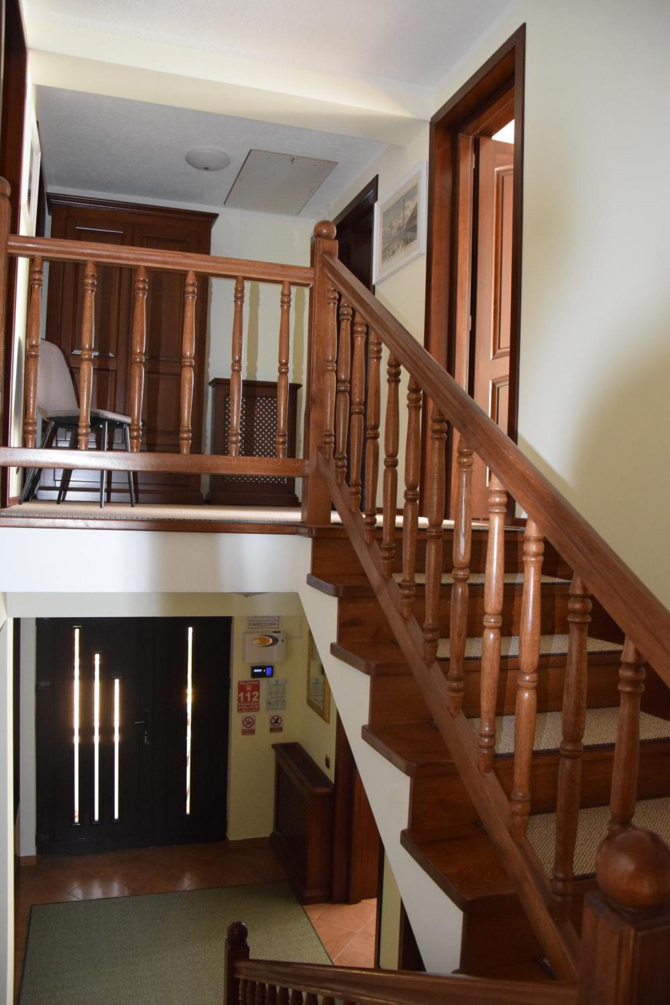 Pensiunea Select Curtea De Arges Ngoại thất bức ảnh